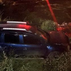 Otomobil dereye u&ccedil;tu, s&uuml;r&uuml;c&uuml; aracı bırakıp gitti