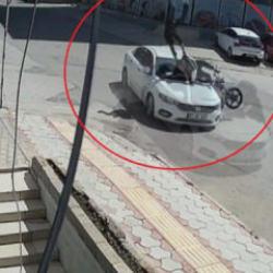 Otomobile ok gibi saplanan motosikletteki 2 kişinin havaya savrulduğu anlar kamerada