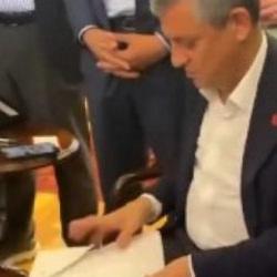 &Ouml;zg&uuml;r &Ouml;zel kendisine gelen tebligatı yırttı! 'Koy masaya gelince okusun'