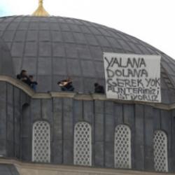 Sivas'ta cami kubbesinde sazlı t&uuml;rk&uuml;l&uuml; maaş eylemi