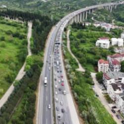 Tatilin ikinci g&uuml;n&uuml;nde TEM'de trafik yoğun akıcı ilerliyor