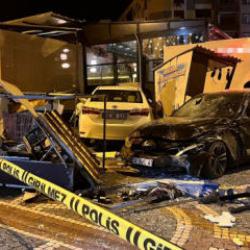 Tekirdağ'da kontrolden &ccedil;ıkan otomobil durağa daldı: 3 yaralı