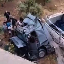 TIR, otomobile &ccedil;arpıp viyad&uuml;kten d&uuml;şt&uuml;: &Ouml;l&uuml; ve yaralılar var