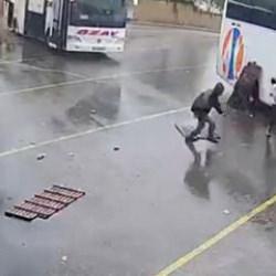 Toprak kaymasından kıl payı kurtulma anı kamerada