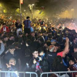 Trabzon haklı sokaklara d&ouml;k&uuml;ld&uuml;! Şehir bayram yerine d&ouml;nd&uuml;