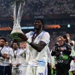 UEFA Avrupa Ligi kupası Tammy Abraham'ın ellerinde