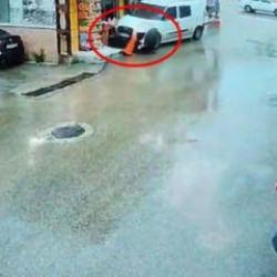 Yol kenarında bekliyorlardı: Hafif ticari ara&ccedil; anne ve oğlunu altına alıp s&uuml;r&uuml;kledi
