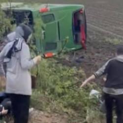 Yolcu otob&uuml;s&uuml; devrildi: &Ccedil;ok sayıda yaralı var