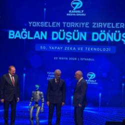 Y&uuml;kselen T&uuml;rkiye Zirveleri'nde Bakan Uraloğlu'na robot s&uuml;rprizi!