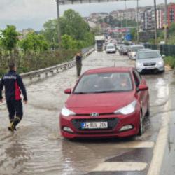 Zonguldak-İstanbul kara yolu su ile doldu, ulaşım durdu! Tahliye ediliyor