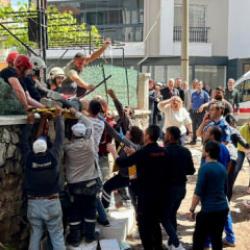 4&rsquo;&uuml;nc&uuml; kattan d&uuml;şerek sırtına demir saplanan iş&ccedil;i &ouml;ld&uuml;