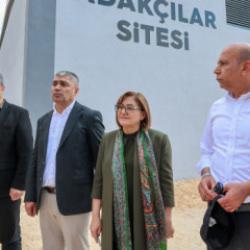 Başkan Şahin, Gazi Konut tarafından yapılan Adak&ccedil;ılar Sitesi'ni inceledi 