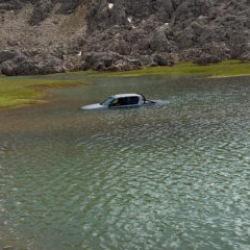 Aracıyla g&ouml;letten ge&ccedil;mek isteyen vatandaşlar suda mahsur kaldı!