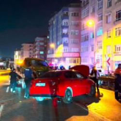 Avcılar'da alkoll&uuml; s&uuml;r&uuml;c&uuml; dehşeti: 5 ara&ccedil; birbirine girdi