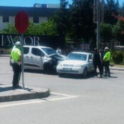 Batman'da hafif ticari ara&ccedil; ile otomobil &ccedil;arpıştı: 3 yaralı