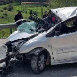 Bariyerlere &ccedil;arpan ara&ccedil;taki 6 kişi yaralandı