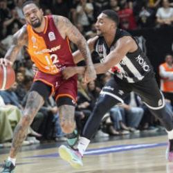 Beşiktaş derbide Galatasaray'ı farklı devirdi