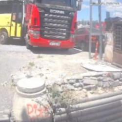 Beylikd&uuml;z&uuml;'nde freni boşalan İETT otob&uuml;s&uuml; TIR'a &ccedil;arptı