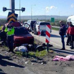 Bolu'da otomobil y&ouml;n direğine &ccedil;arptı: 2 &ouml;l&uuml;, 1 yaralı