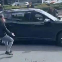 CHP Genel Merkezi &ouml;n&uuml;nde kalabalığa dalan ara&ccedil; kime ait? İddialar şoke etti