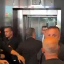 CHP Genel Merkezi'nde arbede! Kılı&ccedil;daroğlu'nun konuşma &ouml;ncesinde birbirine girdiler