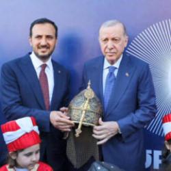 Cumhurbaşkanı Erdoğan'a &ouml;zel hazırlanan miğfer hediye edildi