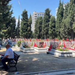 Edirnekapı Şehitliği'nde h&uuml;z&uuml;nl&uuml; bayram: Şehit aileleri yakınlarını ziyaret etti