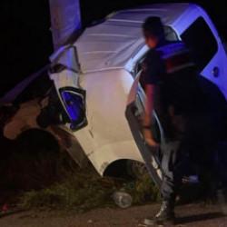 Elektrik direğine &ccedil;arpan ara&ccedil; hurdaya d&ouml;nd&uuml;: 2 &ouml;l&uuml;, 2 yaralı