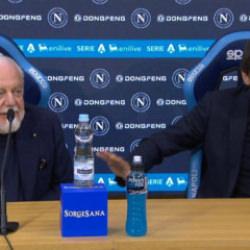 Fenerbah&ccedil;e ile ismi anılan Conte Napoli'den ayrıldı!Basın toplantısı İtalya'da g&uuml;ndem oldu