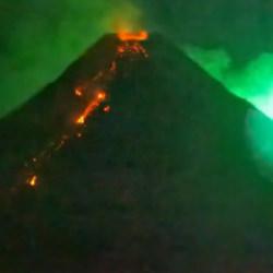 Filipinler'de yanardağın faaliyeti sırasında meteor g&ouml;r&uuml;nt&uuml;lendi