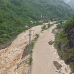 Giresun'da dere taştı, yol ulaşıma kapatıldı