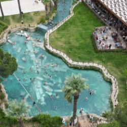 Hierapolis ve Kleopatra Havuzu&rsquo;na bayram akını: 2 bin yıllık tarihte y&uuml;zd&uuml;ler