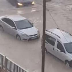 İki ili sağanak vurdu! Caddeleri su bastı: O anlar kamerada 