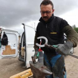 Mobil nalbant at&ouml;lyeye d&ouml;n&uuml;şt&uuml;rd&uuml;ğ&uuml; aracıyla 17 ilde atların bakımını yapıyor