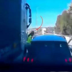 İzmir&rsquo;de yakıtı biten araca yardım eden jandarmaya TIR &ccedil;arptı!