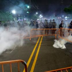 ABD'de g&ouml;&ccedil;men protestosu devam ediyor! Polislerden sert m&uuml;dahale...