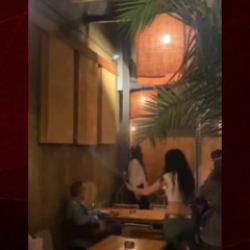Kadına şiddet uygulayan oyuncu Ozan G&uuml;ven Kadık&ouml;y'deki mekandan protestolarla &ccedil;ıkarıldı