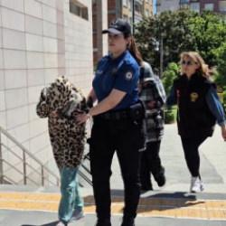 Kaldırımda oturan kadının boynundaki 17 &ccedil;eyreği &ccedil;aldılar! G&uuml;peg&uuml;nd&uuml;z hırsızlık kamerada 