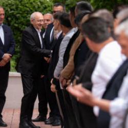 Kılı&ccedil;daroğlu'nu ziyaret etti! &Ouml;zg&uuml;r &Ouml;zel'e k&ouml;t&uuml; haberi verdi