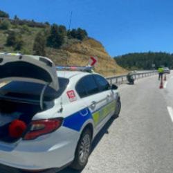 Kontrolden &ccedil;ıkan motosiklet bariyerlere &ccedil;arptı: 1 yaralı