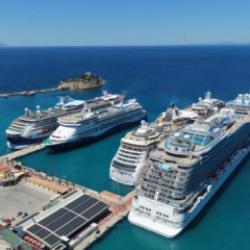 Kuşadası&rsquo;na 4 kruvaziyer ile 9 bin turist geldi