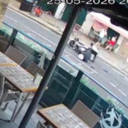 Londra'da T&uuml;rk vatandaş motosikletin &ouml;n&uuml;ne atlayarak kız &ccedil;ocuğunu kurtardı