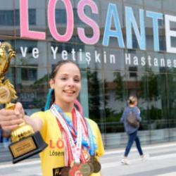 L&ouml;semiyi yendi, d&uuml;nya şampiyonu oldu! 13 yaşında bir ilk başardı
