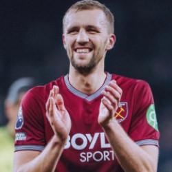 Orta sahaya kule gibi takviye! Premier Lig'de k&uuml;me d&uuml;ş&uuml;nce Okan Buruk listesine aldı
