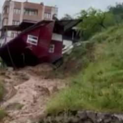 Osmaniye'de prefabrik ev b&ouml;yle devrildi