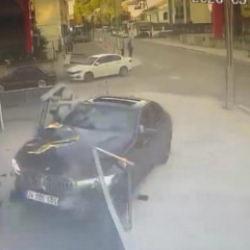 Otomobil iş yerine girdi; kaza anı kamerada