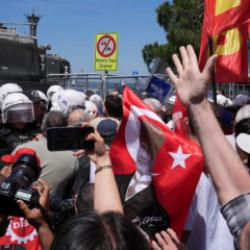 &Ouml;zg&uuml;r &Ouml;zel, valiliği dinlemedi: İzmir'de miting &ouml;ncesi arbede yaşandı