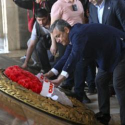 &Ouml;zg&uuml;r &Ouml;zel'in &ccedil;elenk şovu h&uuml;srana d&ouml;nd&uuml;! Anıtkabir'de ilgin&ccedil; anlar