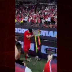 Şampiyonluk kutlamalarında kupa par&ccedil;alandı! O anlar viral oldu