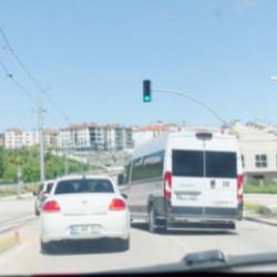 Servis aracı trafiği birbirine kattı! Muhtemel kaza ucuz atlatıldı